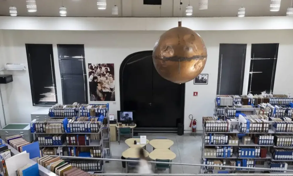 Acervo da biblioteca da Cinemateca Brasileira visto de cima.