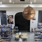 Acervo da biblioteca da Cinemateca Brasileira visto de cima.