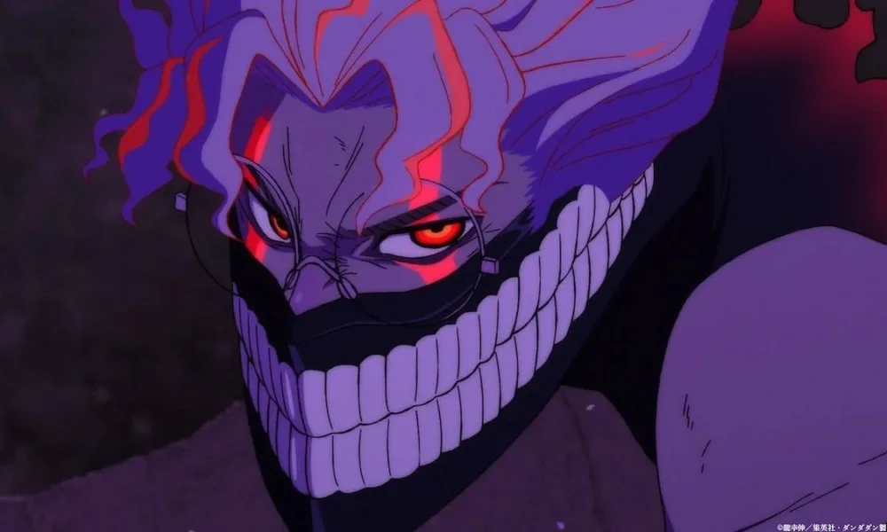 Okarun transformado na forma de espírito, com luzes em paleta roxa. Imagem do trailer da segunda temporada de "Dandadan".