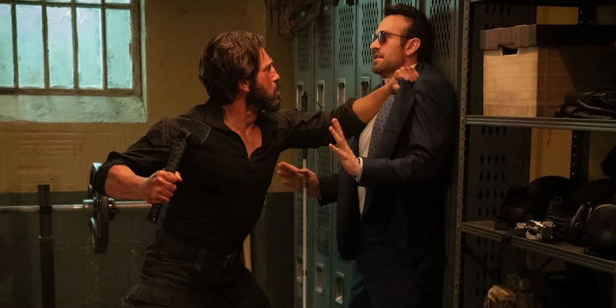 O Demolidor sendo pego pelo colarinho por um ladrão de banco. Imagem do 4º episódio da primeira temporada de "Demolidor: Renascido".