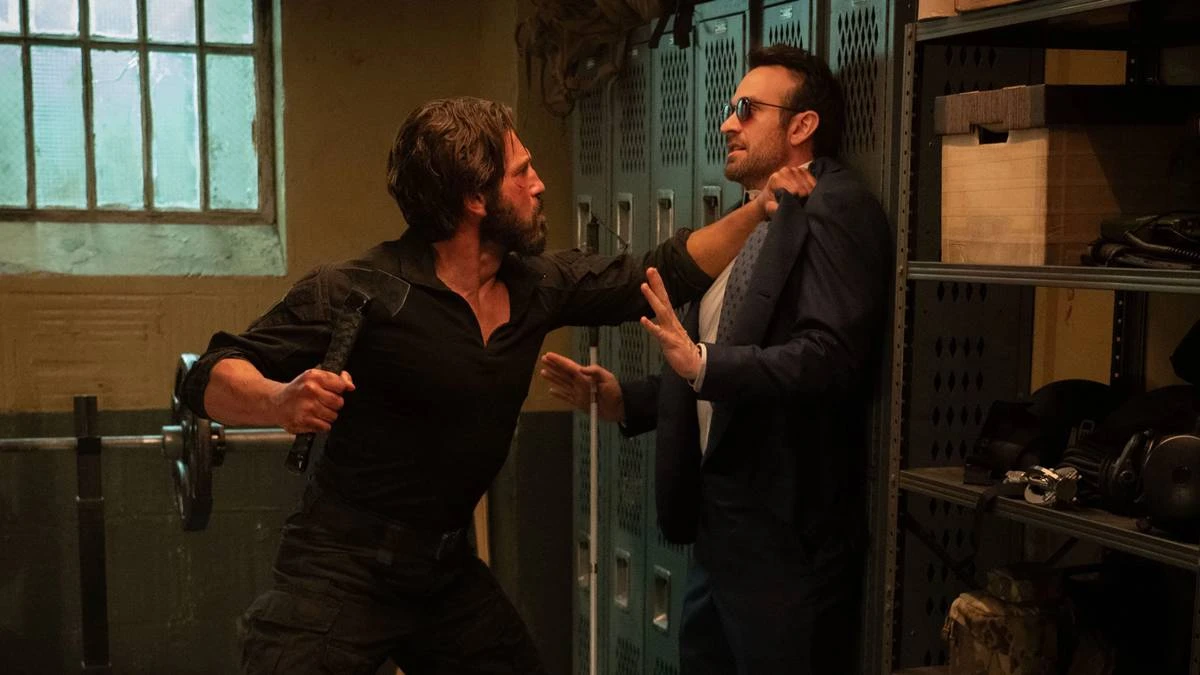 Demolidor: Renascido | A Volta da Série do Homem Sem Medo Pelo Disney+ 2 O Demolidor sendo pego pelo colarinho por um ladrão de banco. Imagem do 4º episódio da primeira temporada de "Demolidor: Renascido".