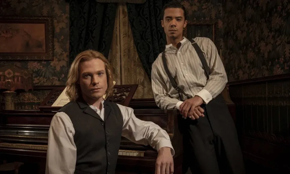 Protagonistas da nova série de "Entrevista com o Vampiro", de 2022. Eles estão apoiados em um piano e vestidos com roupas vitorianas.