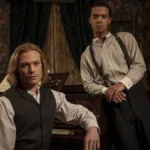 Protagonistas da nova série de "Entrevista com o Vampiro", de 2022. Eles estão apoiados em um piano e vestidos com roupas vitorianas.