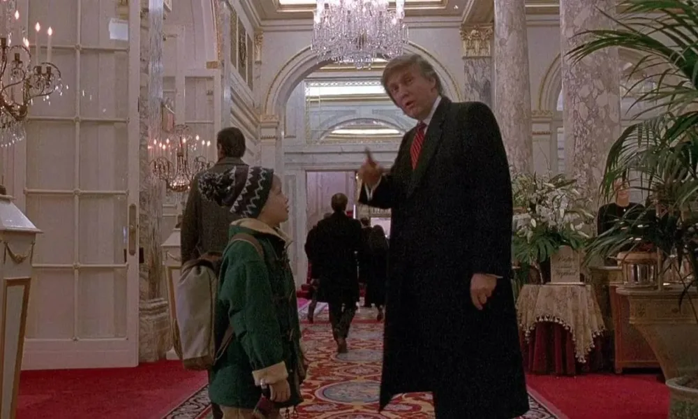 Macaulay Culkin criança olhando para o empresário Donald Trump, à direita, que o dá direções no segundo filme de "Esqueceram de Mim"