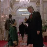 Macaulay Culkin criança olhando para o empresário Donald Trump, à direita, que o dá direções no segundo filme de "Esqueceram de Mim"