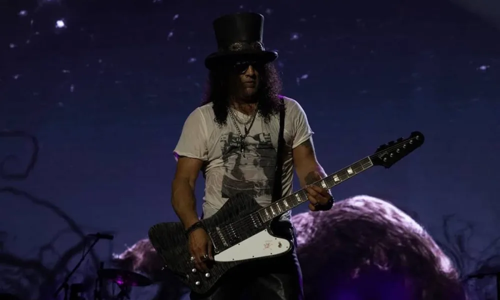 Guns N' Roses no palco no MetLife Stadium. Na imagem, Slash tocando guitarra.