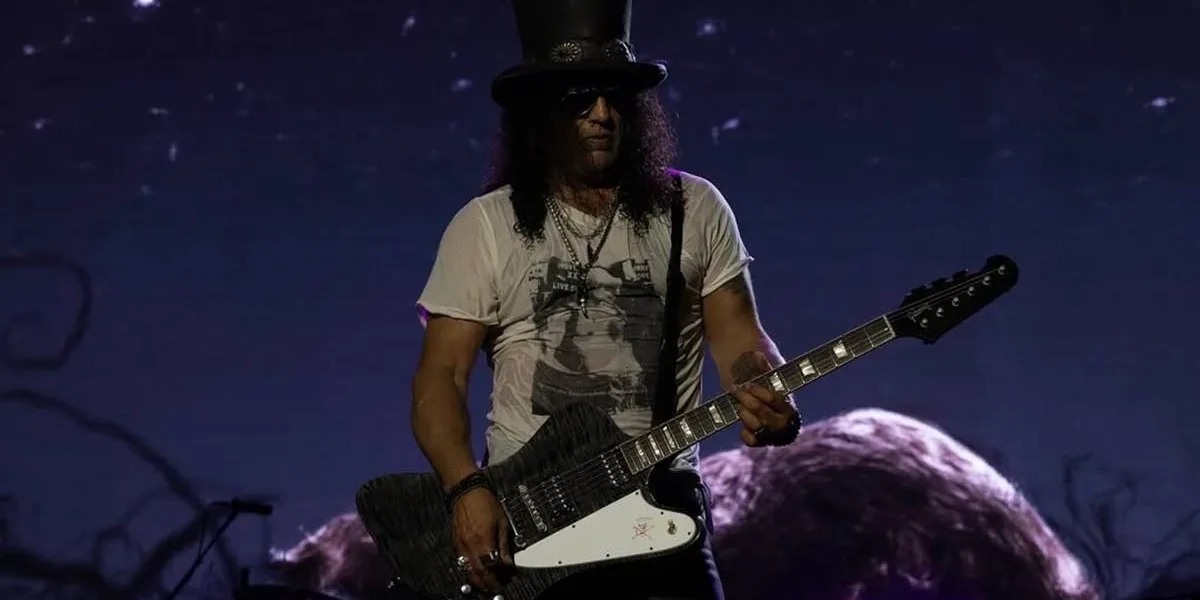 Guns N' Roses no palco no MetLife Stadium. Na imagem, Slash tocando guitarra.