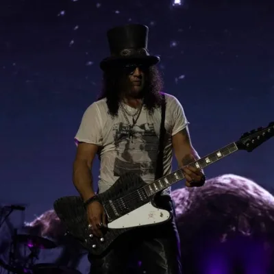 Guns N' Roses no palco no MetLife Stadium. Na imagem, Slash tocando guitarra.