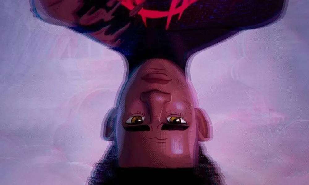 Miles Morales, de cabeça pra baixo, suavemente desfocado em um fundo púrpura claro suavemente batido. Uma das primeiras imagens do novo longa do Aranhaverso.