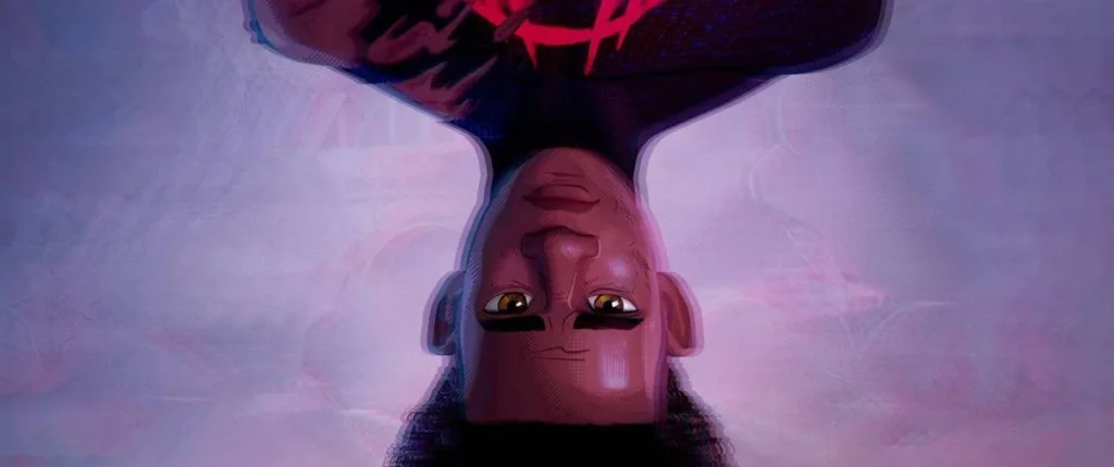 Kevin Feige Fala Sobre Futuro do MCU Após 2025 5 Miles Morales, de cabeça pra baixo, suavemente desfocado em um fundo púrpura claro suavemente batido. Uma das primeiras imagens do novo longa do Aranhaverso.