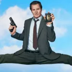 Em um fundo de céu azul aberto com algumas nuvens, Liam Neeson interpreta o protagonista do reboot de "Corra a Polícia Vem Aí", em que ele está com trajes policiais, mostrando sua identidade profissional com a mão esquerda e armado com a direita, ao que ele abre um espacate como se se apoiasse nos dois cantos da tela.