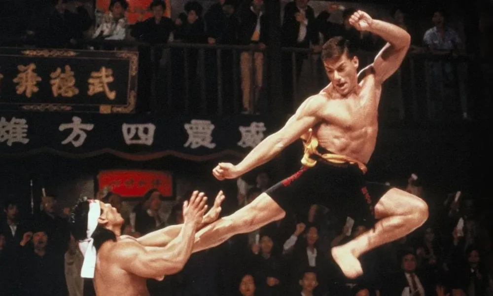 Jean Claude Van Damme dando um chute em um adversário no filme "O Grande Dragão Branco".