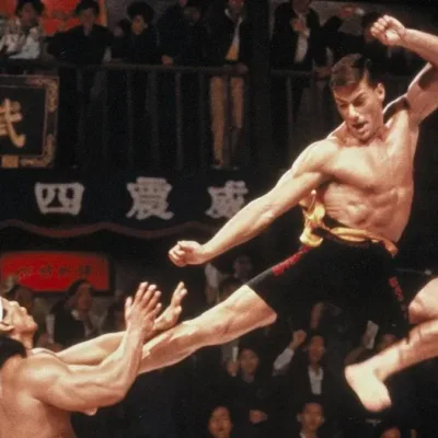 O Grande Dragão Branco Pode Ganhar Remake Jean Claude Van Damme dando um chute em um adversário no filme "O Grande Dragão Branco".