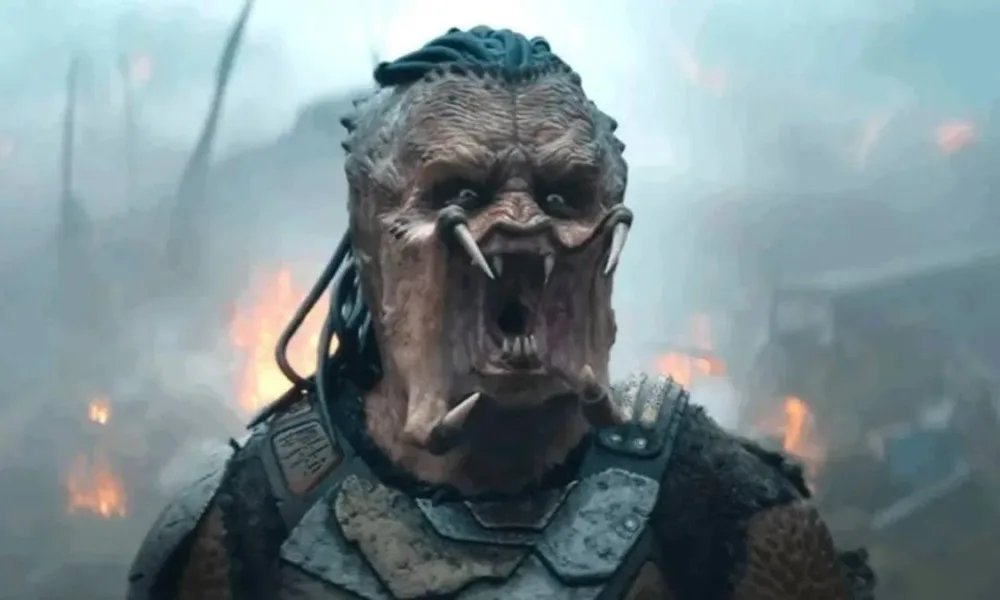 Captura do trailer de "Predador: Terras Selvagens", com a criatura 'rugindo' para a tela.