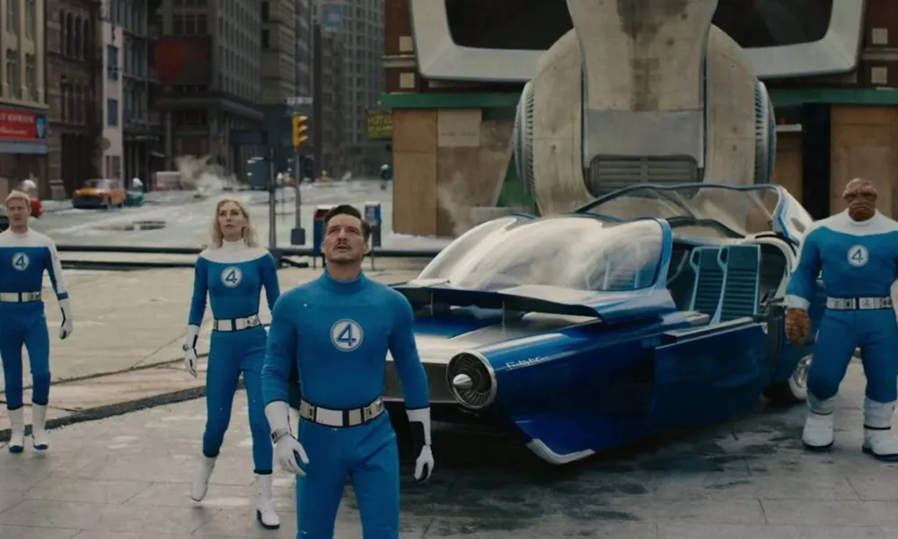 Heróis do filme "O Quarteto Fantástico" (2025) na rua, uniformizados, observando uma ameaça nos céus.