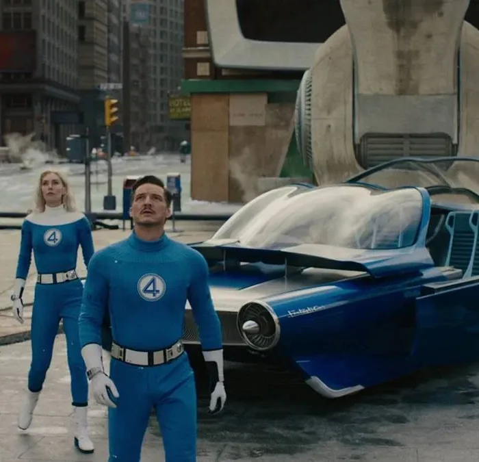 Heróis do filme "O Quarteto Fantástico" (2025) na rua, uniformizados, observando uma ameaça nos céus.