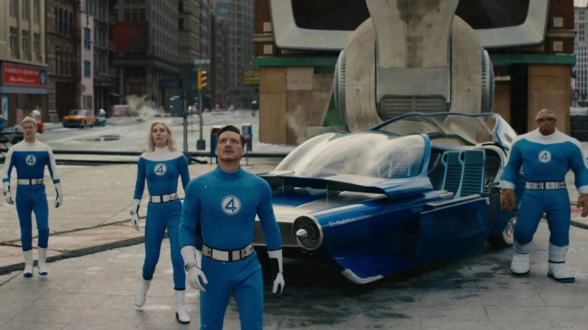 Quarteto Fantástico – Primeiros Passos | Nova Fase, Em Busca de Diferentes Resultados 3 Heróis do filme "O Quarteto Fantástico" (2025) na rua, uniformizados, observando uma ameaça nos céus.