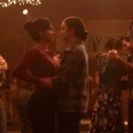 Isabela Merced (esquerda) e Bella Ramsey (direita) dançando juntas, como um casal, na festa de ano novo da cidade de Jackson em "The Last of Us". Elas interpretam Dina e Ellie.