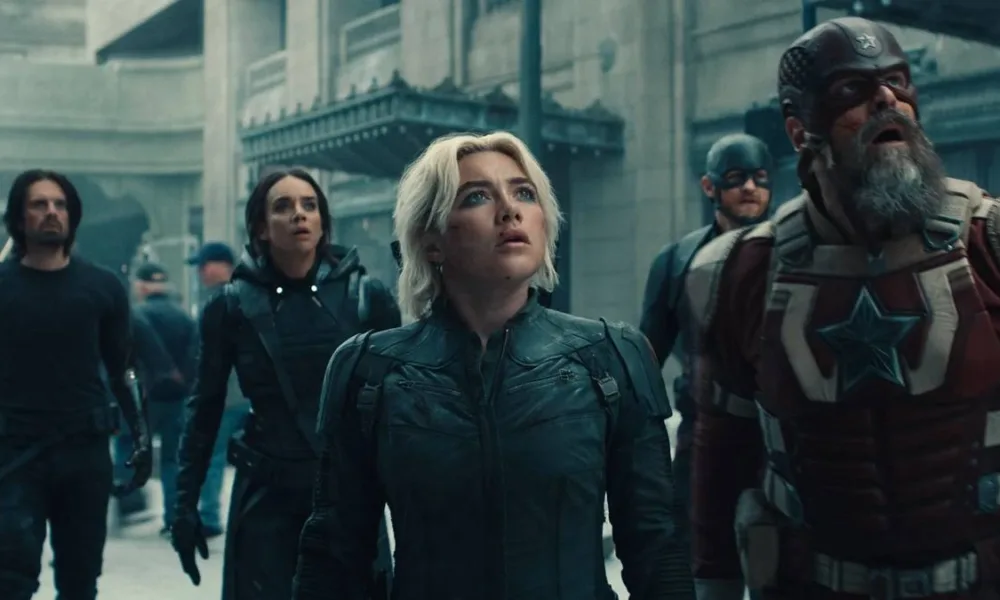 Equipe dos anti-heróis em seu filme homônimo, "Thunderbolts*", com eles olhando para o alto com grande surpresa nos rostos.