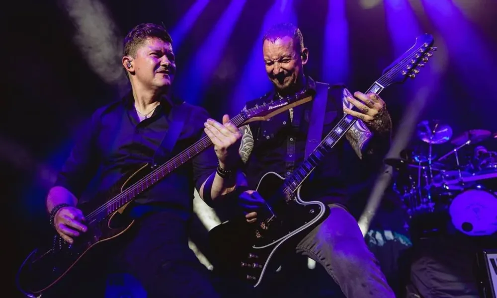 Show do Volbeat em Edmonton sob luzes roxas.