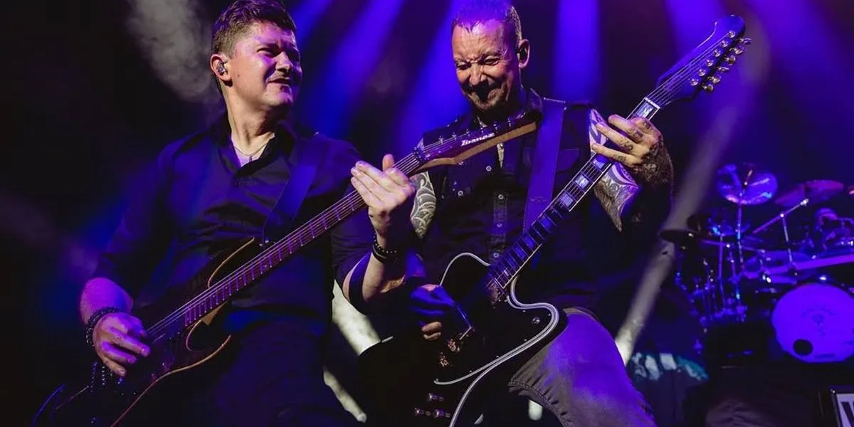 Show do Volbeat em Edmonton sob luzes roxas.