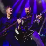 Show do Volbeat em Edmonton sob luzes roxas.