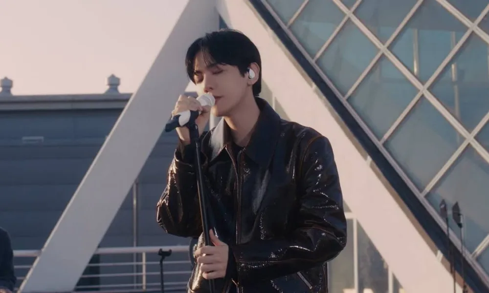 Baekhyun em videoclipe para a canção "Rendez-Vous".