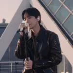 Baekhyun em videoclipe para a canção "Rendez-Vous".