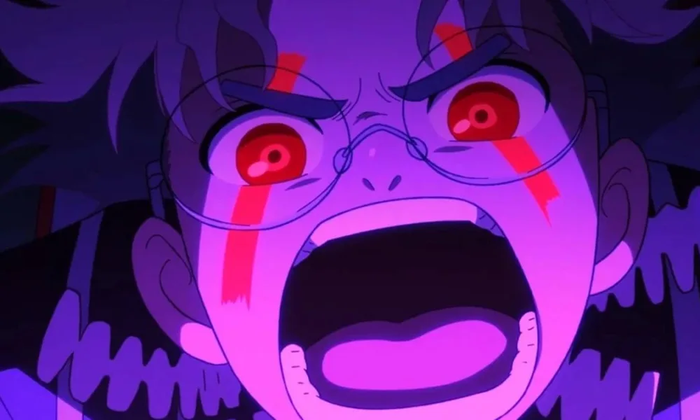 Okarun no meio de transformação em segundo trailer da segunda temporada de Dandadan. Paleta de cores em tom de iluminação roxa.