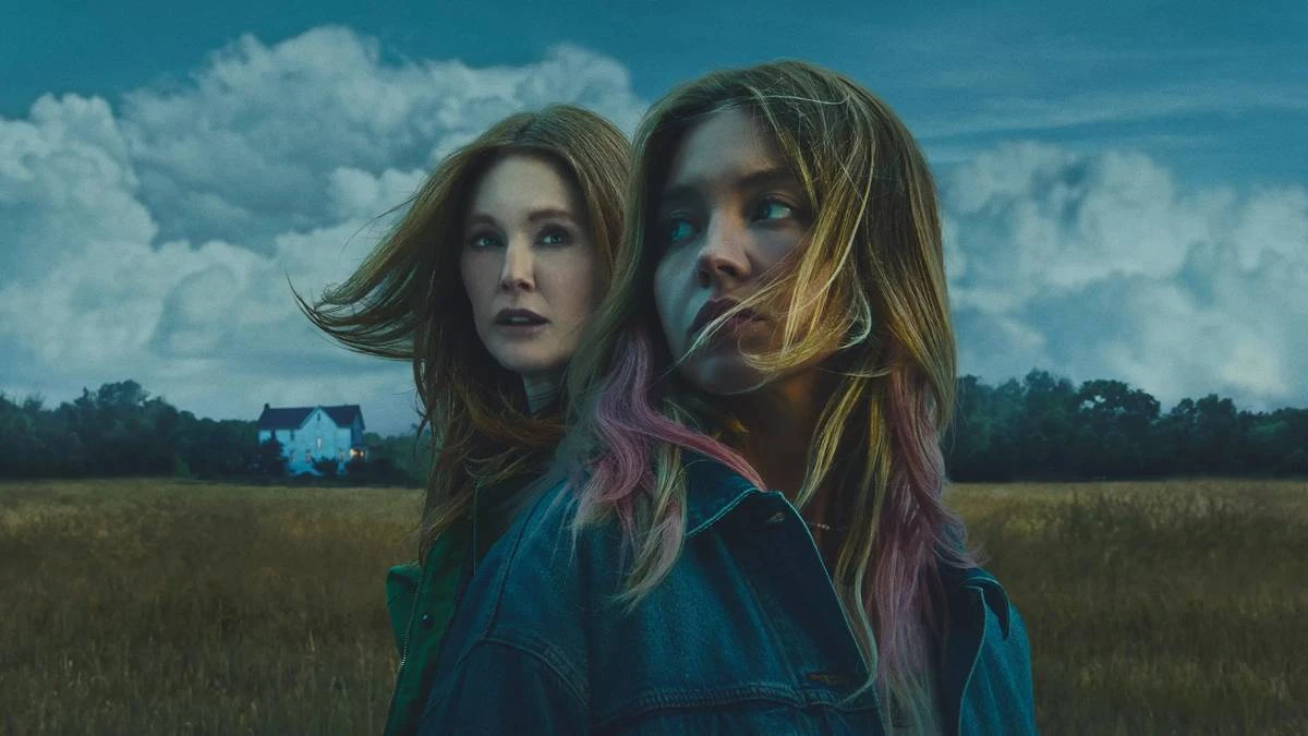 Echo Valley | Tão Confuso Quantos os Conflitos da Mãe Interpretada por Julianne Moore 2 Montagem com colagem do busto de Julianne Moore e Sydney Sweeney como Kate e Claire Garrett em "Echo Valley" em um fundo, com elas semi-transparentes. Há uma paisagem de fim de tarde ao fundo delas.