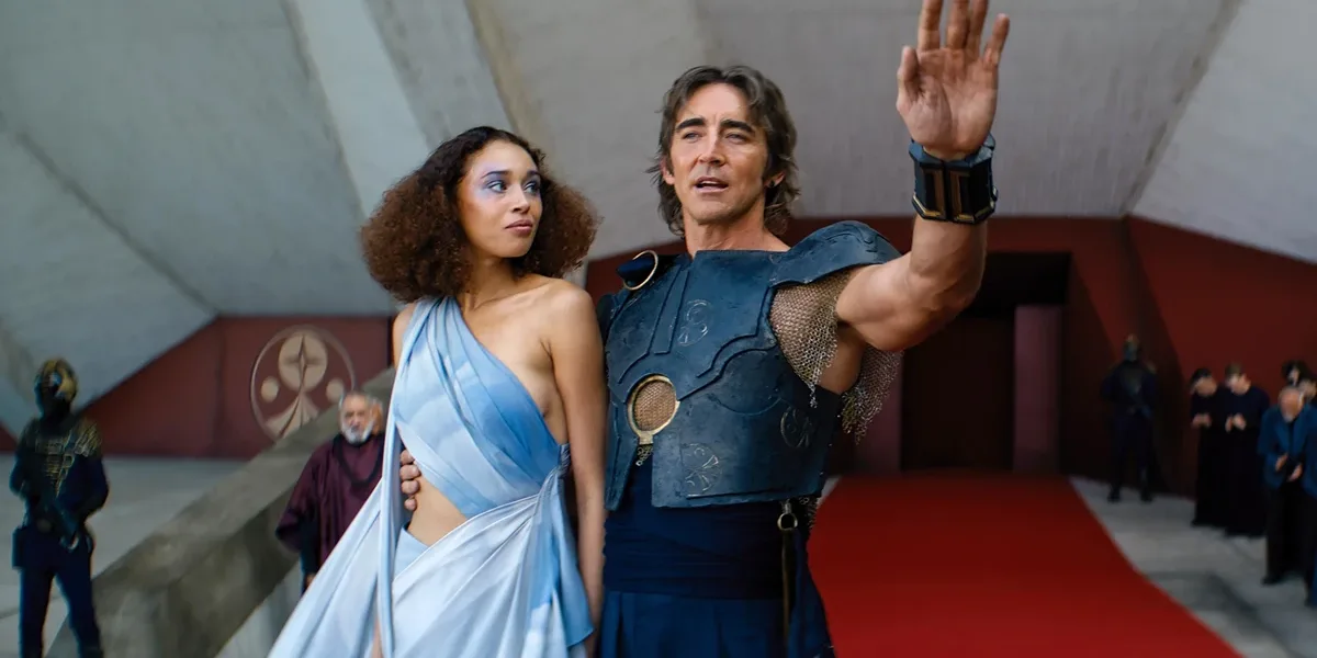 Sareth, esquerda, de vestido azul, e Day, à direita, com um azul mais escuro e de braço esquerdo levantado, no episódio 6 da segunda temporada de "Foundation".