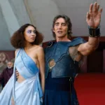 Sareth, esquerda, de vestido azul, e Day, à direita, com um azul mais escuro e de braço esquerdo levantado, no episódio 6 da segunda temporada de "Foundation".