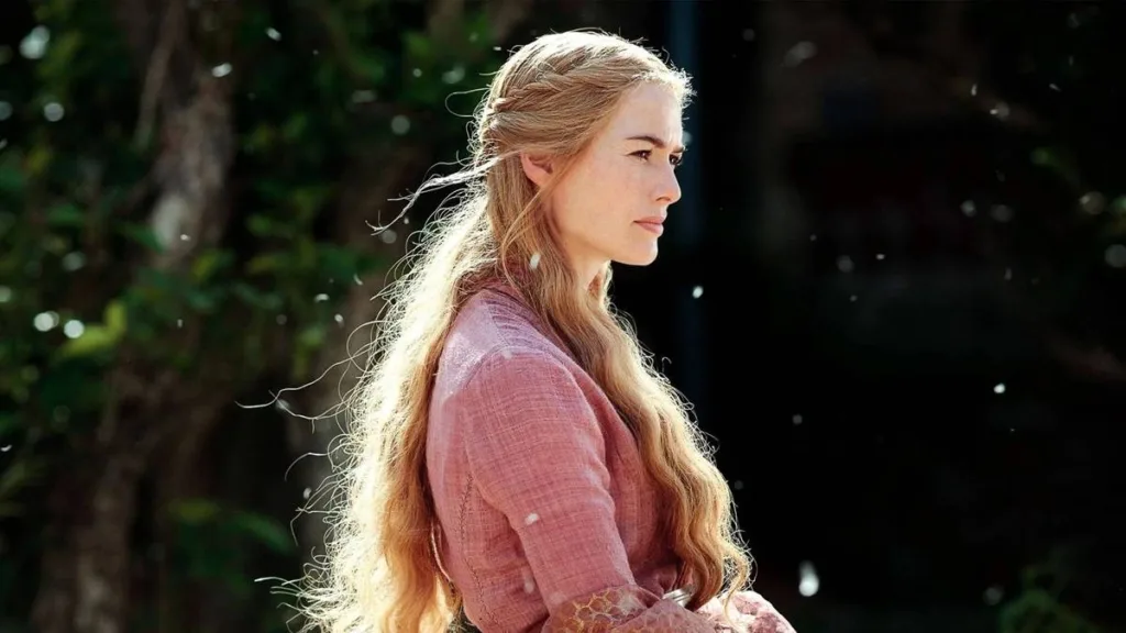 Do Cinema à TV, As Mães da Ficção Que Nos Ajudaram a Entender as da Vida Real 4 Cersei vista de perfil em "Game of Thrones", sétimo episódio da primeira temporada, em um jardim de dia.