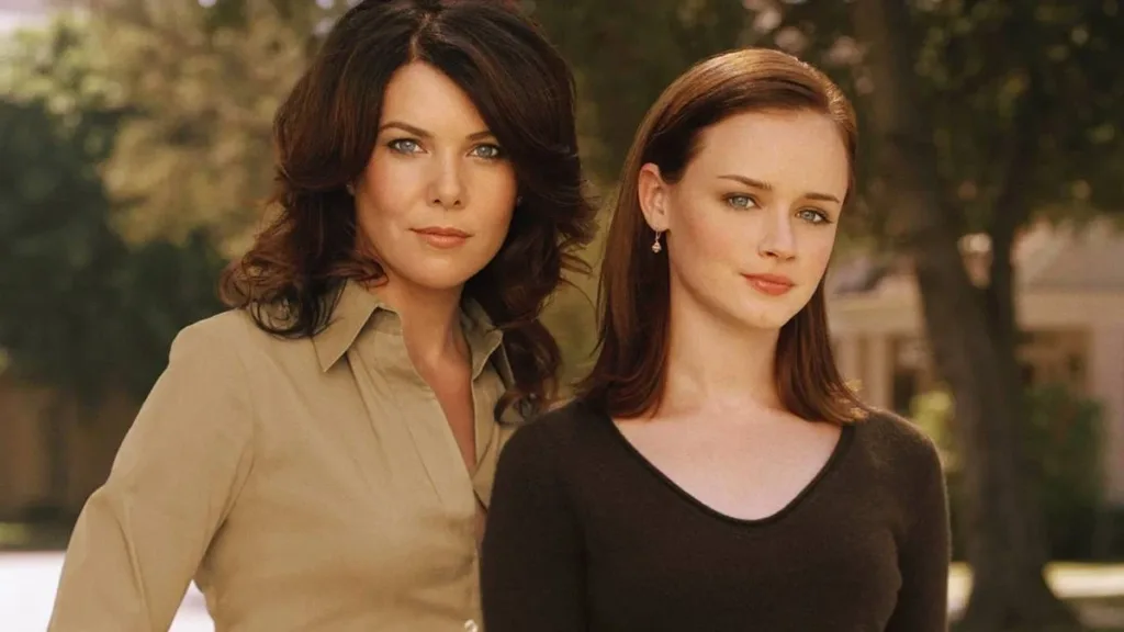 Do Cinema à TV, As Mães da Ficção Que Nos Ajudaram a Entender as da Vida Real 1 Lauren Graham e Alexis Bledel como Lorelai e Rory Gilmore, posando para uma foto promocional da série "Girlmore Girls".