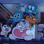 Imagem de "O Incrível Mundo de Gumball" com os Waterson em um sofá. O pai Ricardo está sendo pisoteado por Gumball (com o controle remoto), Darwin, e a esposa Nicole, e Anaís Tenta alcançar o controle das mãos do irmão. Há guloseimas espalhadas pelo sofá.
