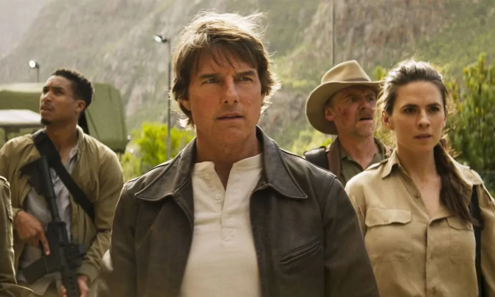 Ethan, cercado de seus companheiros, com roupa de exploração no último filme de "Missão Impossível", subtitulado "O Acerto Final".