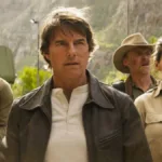 Ethan, cercado de seus companheiros, com roupa de exploração no último filme de "Missão Impossível", subtitulado "O Acerto Final".