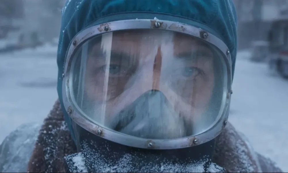 Close em Ricardo Darín como Juan Salvo, protagonista de "O Eternauta", com trajes de inverno, coberto como um astronauta.