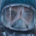 Close em Ricardo Darín como Juan Salvo, protagonista de "O Eternauta", com trajes de inverno, coberto como um astronauta.