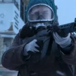 Juan Salvo (Ricardo Darín) empunhando uma arma em uma cidade deserta argentina frente a um inverno glacial.