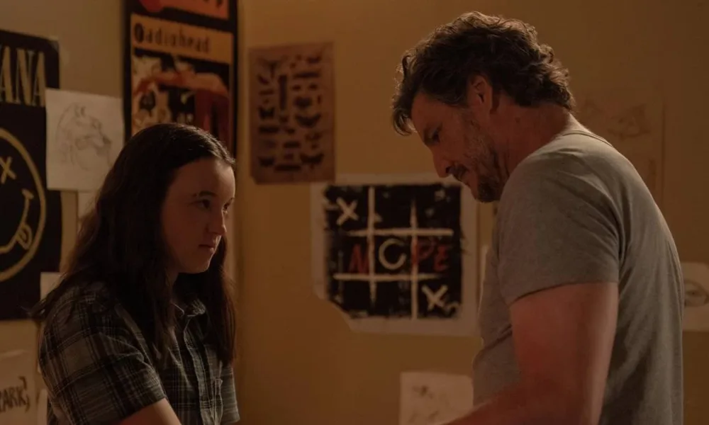 Ellie, esquerda, de cabelos longos, e Joel, direita, no sexto episódio da segunda temporada de The Last of Us. Cena se passa em flashback na adolescência no quarto de Ellie, ambos parecem estar desconfortáveis, mas querendo se aproximar.