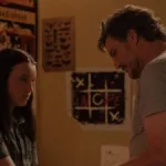 Ellie, esquerda, de cabelos longos, e Joel, direita, no sexto episódio da segunda temporada de The Last of Us. Cena se passa em flashback na adolescência no quarto de Ellie, ambos parecem estar desconfortáveis, mas querendo se aproximar.