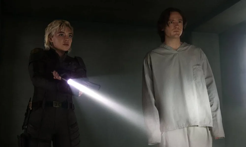 Imagem com a Viúva Negra (esquerda) e Sentinela (direita) em "Thunderbolts*".