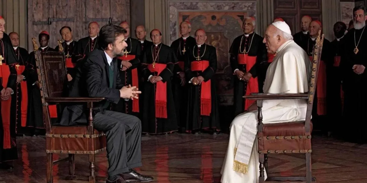 Cardeais em torno do novo papa em "Habemus Papam", filme de dramédia de 2011.