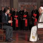 Cardeais em torno do novo papa em "Habemus Papam", filme de dramédia de 2011.