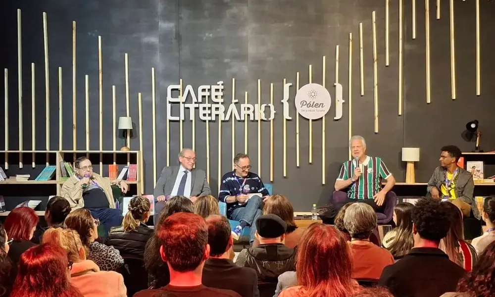 Pedro Bial e Hélio de la Peña em papo no Café Literário da Bienal do Livro Rio 2025