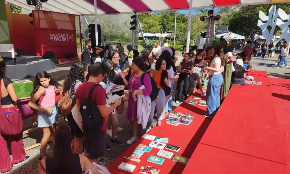 Troca de livros e figurinhas na Bienal do Livro Rio 2025