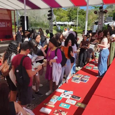Troca de livros e figurinhas na Bienal do Livro Rio 2025