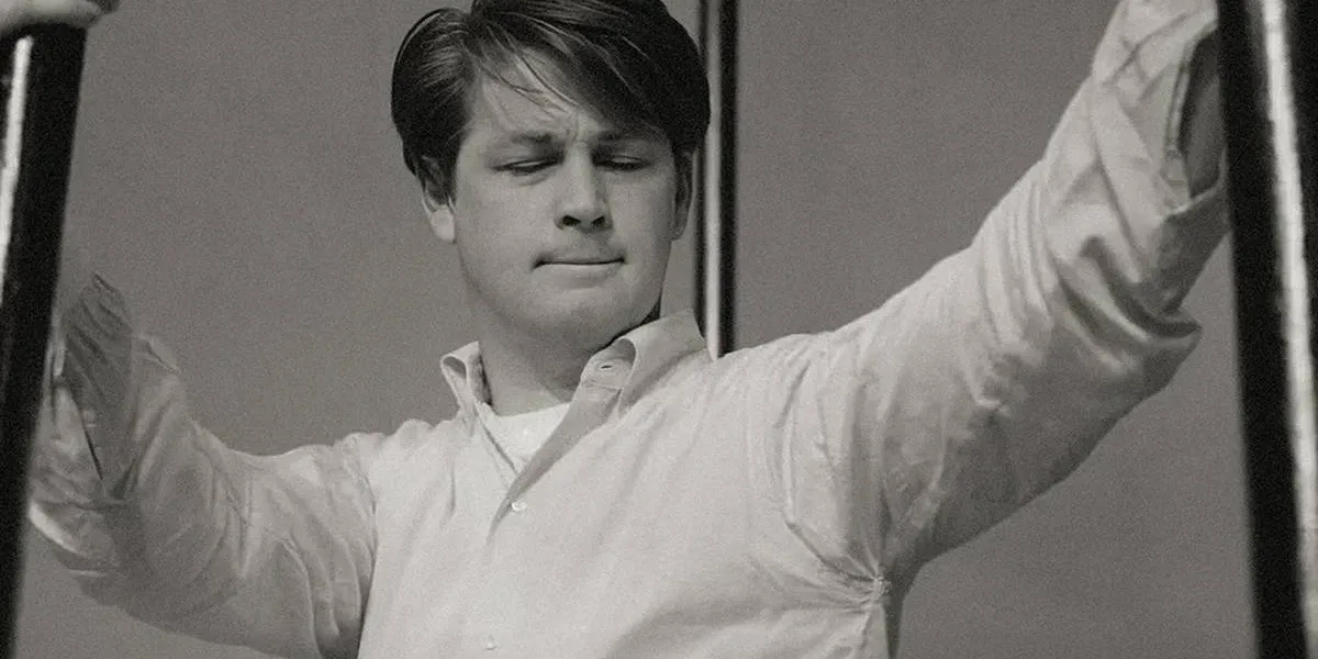 Brian Wilson, Gênio Fundador dos Beach Boys, Morre aos 82 Anos Brian Wilson, do Beach Boys, em foto em preto e branco de 1964, jovem, cabelo para o lado em franja, e camisa branca.