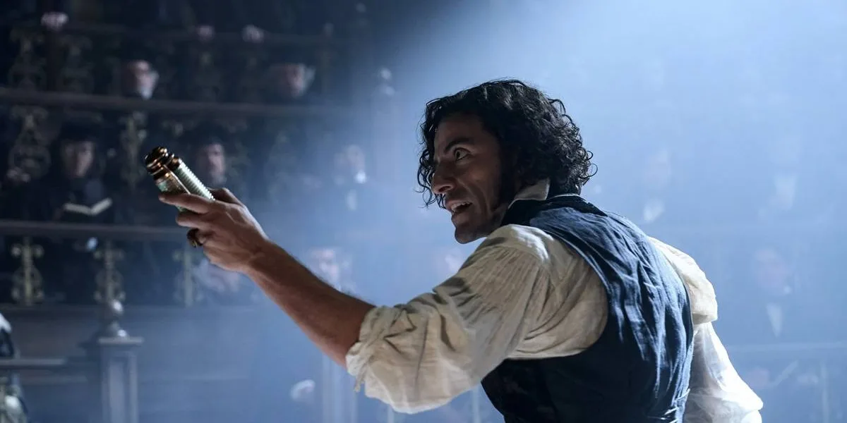 Frankenstein | Novo Filme do Mestre do Horror, Guillermo Del Toro, Apresenta Seu Trailer Oscar Isaac com cabelo longo e solto, ondulado, interpretando o Dr. Victor Frankenstein na versão de Guillermo del Toro do clássico "Frankenstein". Ele está com braço direito (a nossa esquerda) levantado em arco e segurando, apontando-o, um frasco dourado.